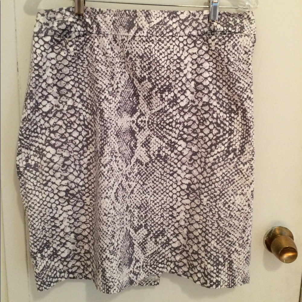 New York & Co Snake print skirt. Size 10.